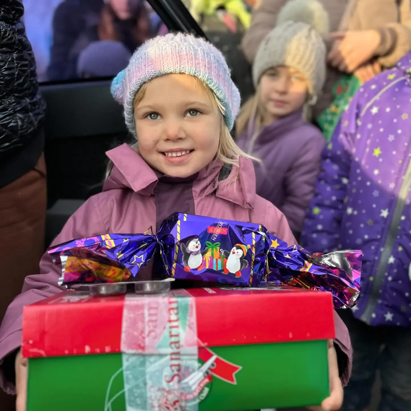 Маленькі херсонці отримують подарунки від iHELP